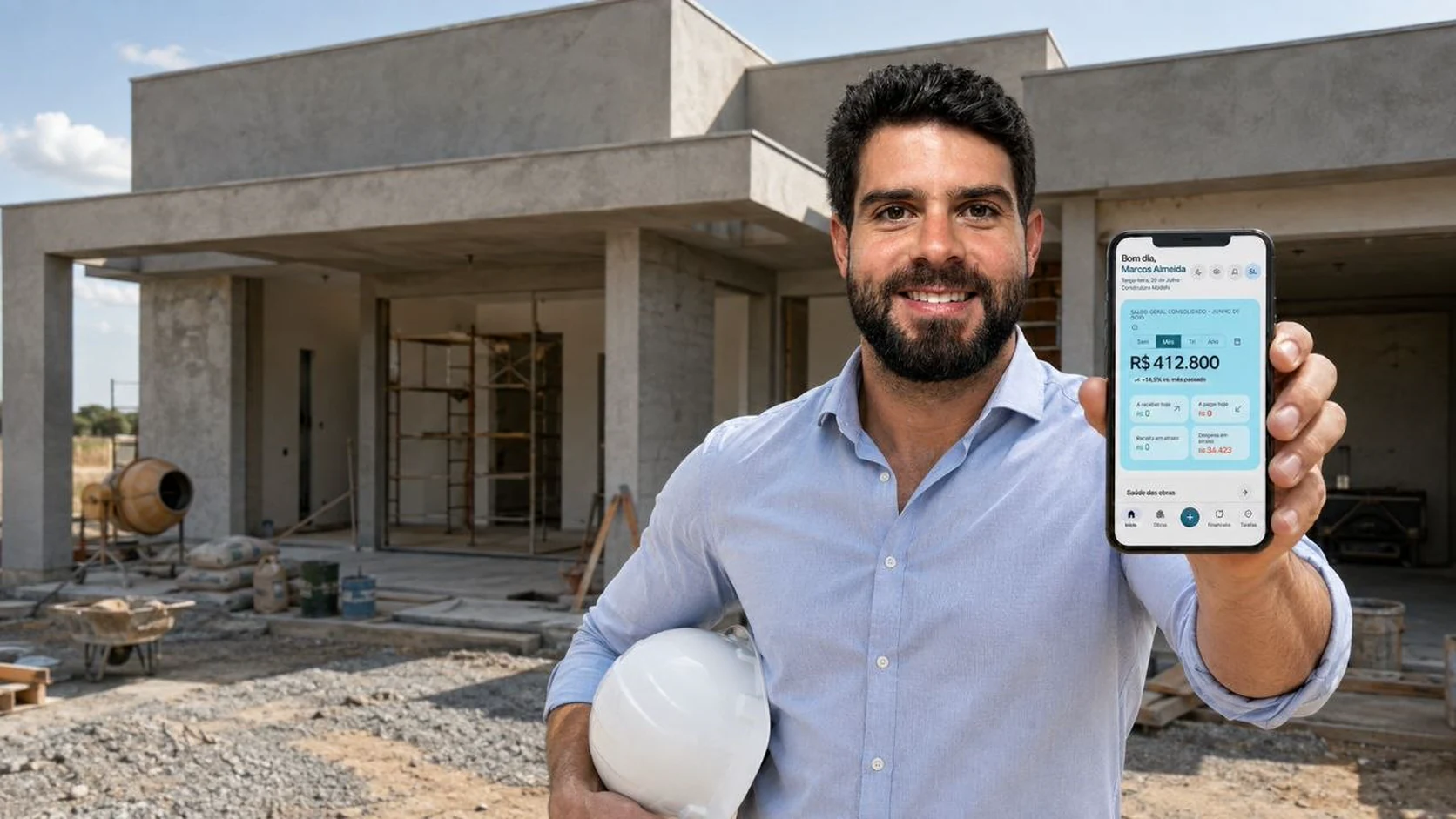 Gestor de obras em um canteiro segurando um celular com a tela inicial do Controla Obra