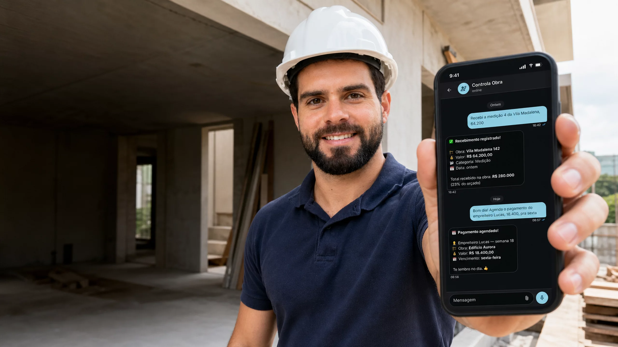 Gestor de obras em um canteiro segurando um celular com a tela inicial do Controla Obra